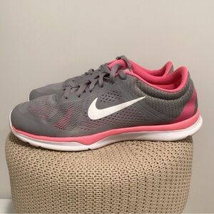 Nike Women's Athletic Sneakers in Gray/ Pink size 8